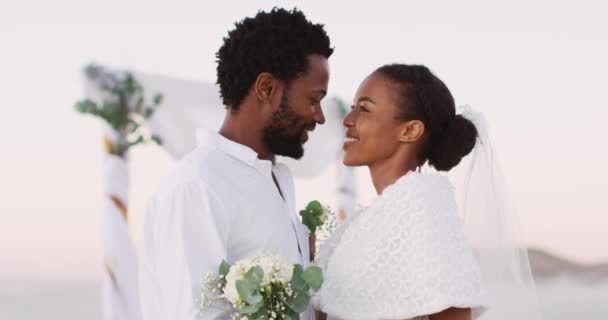 Coppia Afroamericana Innamorata Sposarsi Sorridere Guardare Gli Altri Sulla Spiaggia — Video Stock