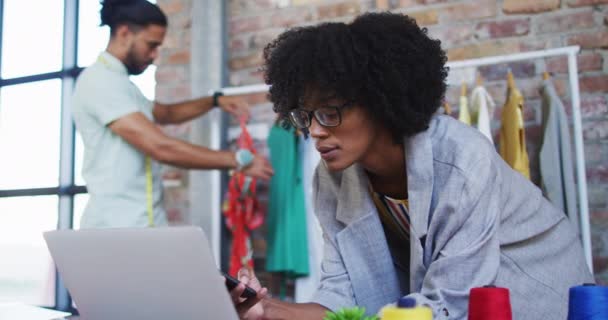 Diversos Diseñadores Moda Masculinos Femeninos Utilizando Ordenador Portátil Hablando Teléfono — Vídeo de stock