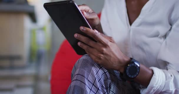 Mujer Afroamericana Feliz Sentada Cafetería Usando Tableta Digital Sonriendo Nómada — Vídeos de Stock