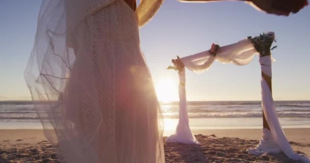 Pareja Afroamericana Enamorada Casarse Cogida Mano Playa Atardecer Matrimonio Amor — Vídeos de Stock