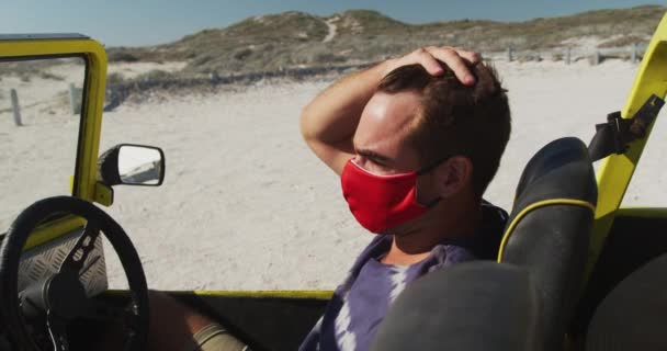 Homem Caucasiano Usando Máscara Facial Sentado Buggy Praia Praia Parar — Vídeo de Stock