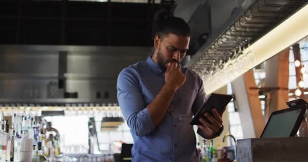 Retrato Raça Mista Proprietário Café Masculino Usando Tablet Olhando Para — Vídeo de Stock