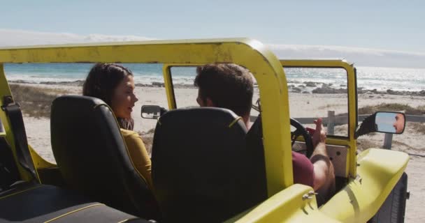 Feliz Casal Caucasiano Sentado Buggy Praia Pelo Mar Falando Parada — Vídeo de Stock