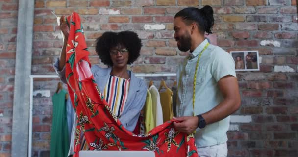 Zróżnicowane Projektantki Mody Męskiej Żeńskiej Omawiane Pracy Patrząc Sukienki Niezależny — Wideo stockowe