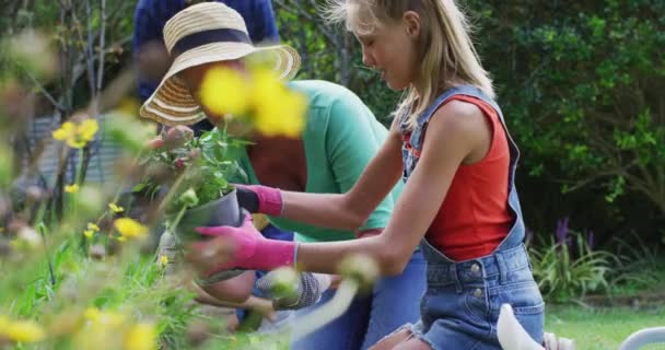 Blanke Kleindochter Grootmoeder Tuin Planten Bloemen Tuinieren Met Hun Familie — Stockvideo