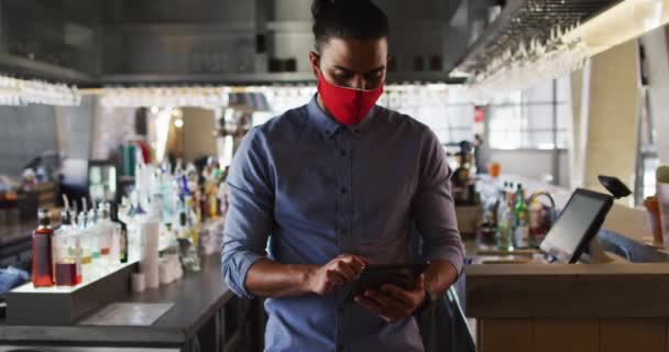 Porträt Eines Glücklichen Café Besitzers Mit Gesichtsmaske Der Die Kamera — Stockvideo