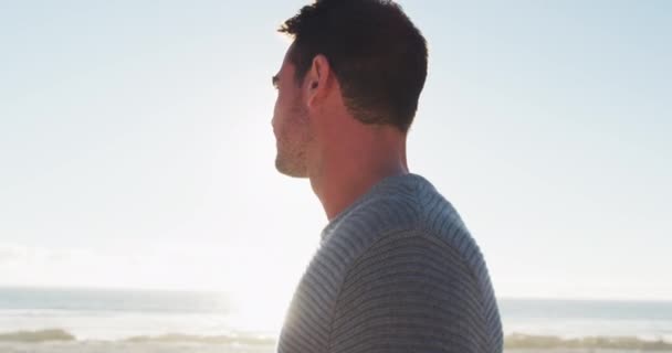 Szczęśliwy Biały Mężczyzna Stojący Uśmiechnięty Nad Morzem Przystanek Plaży Wakacyjnej — Wideo stockowe