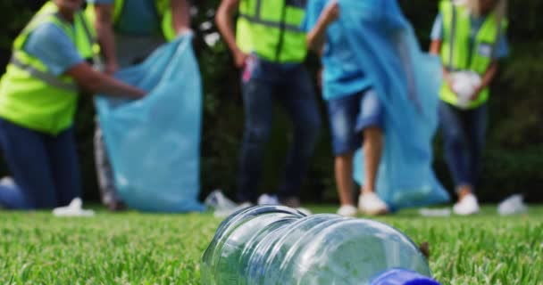 Sección Baja Del Chico Caucásico Corriendo Recogiendo Basura Con Grupo — Vídeos de Stock