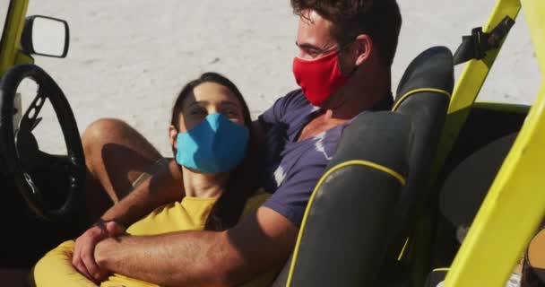 Casal Caucasiano Feliz Usando Máscaras Rosto Sentado Buggy Praia Praia — Vídeo de Stock