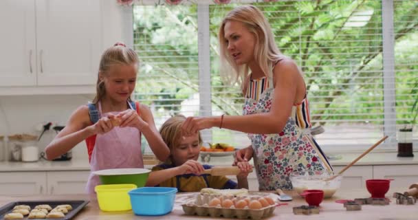 Χαρούμενη Καυκάσια Μητέρα Στην Κουζίνα Κόρη Και Γιο Φορώντας Ποδιές — Αρχείο Βίντεο