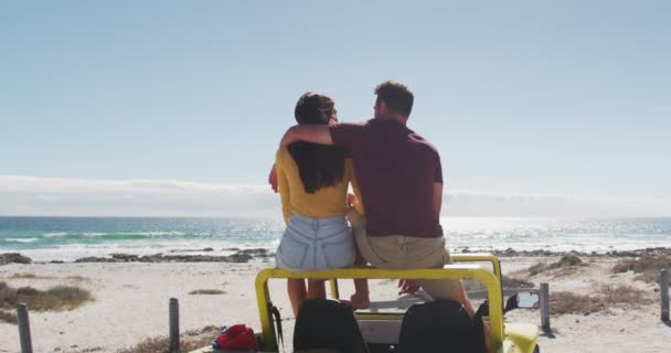 Щаслива Біла Пара Сидить Пляжі Баггі Біля Моря Пляжна Зупинка — стокове відео