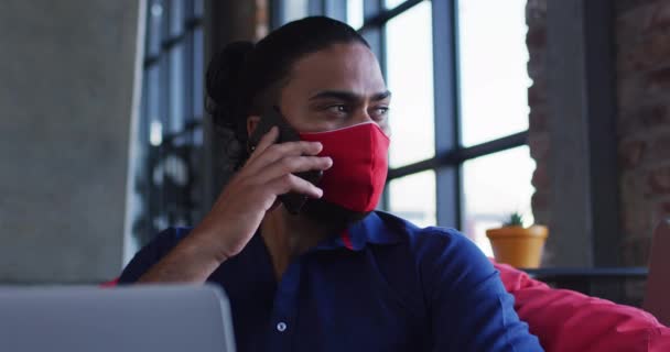 Hombre Afroamericano Con Máscara Facial Sentado Cafetería Hablando Teléfono Inteligente — Vídeo de stock