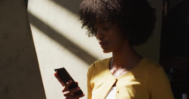 Glad Afrikansk Kvinna Stående Med Smartphone Och Leende Digital Nomad — Stockvideo