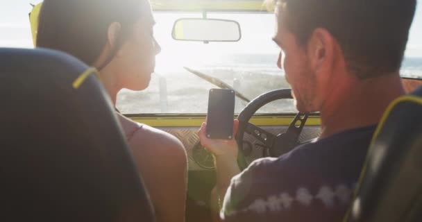 Glückliches Kaukasisches Paar Das Mit Dem Smartphone Strandbuggy Meer Sitzt — Stockvideo