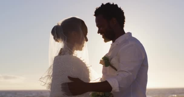 アフリカ系アメリカ人のカップルが結婚するのを愛し ビーチでお互いを見ている 結婚愛ロマンス海での休日 — ストック動画