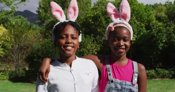 Frère Sœur Afro Américaine Souriante Portant Des Oreilles Lapin Pâques — Video