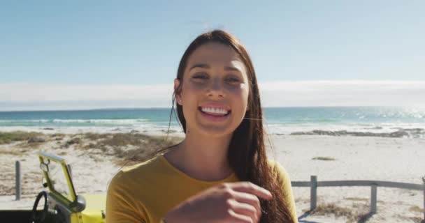 Mulher Caucasiana Feliz Perto Buggy Praia Junto Mar Parada Praia — Vídeo de Stock