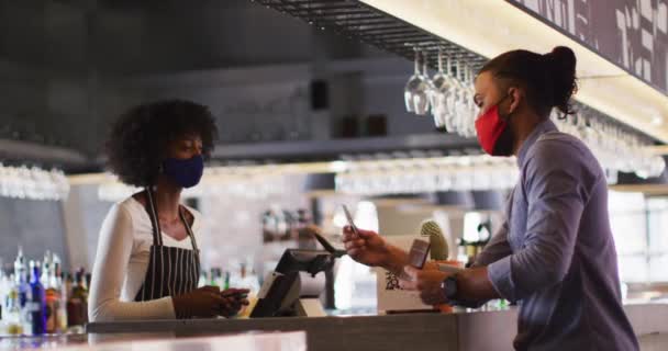 Homem Raça Mista Dando Trabalhadora Afro Americana Café Seu Cartão — Vídeo de Stock