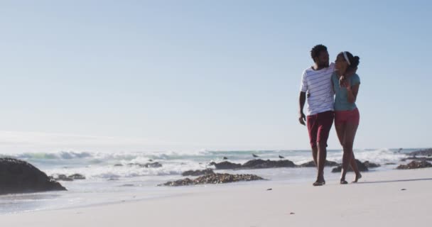 Afrykańska Amerykańska Para Uśmiechająca Się Obejmująca Spacerująca Plaży Zdrowy Wypoczynek — Wideo stockowe