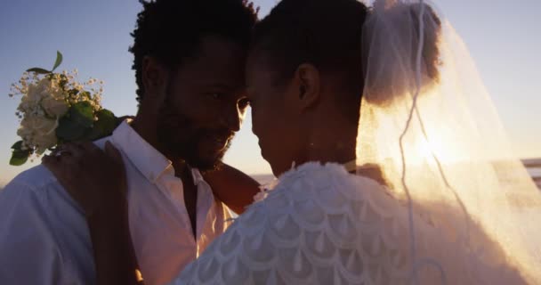 Coppia Afroamericana Innamorata Sposarsi Guardando Altro Sulla Spiaggia Tramonto Matrimonio — Video Stock