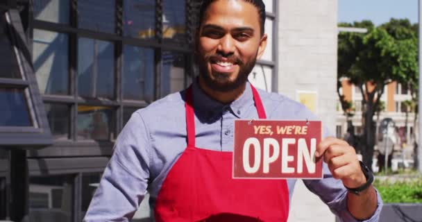 Feliz Raza Mixta Trabajador Cafetería Masculina Mostrando Eran Señalización Abierta — Vídeos de Stock