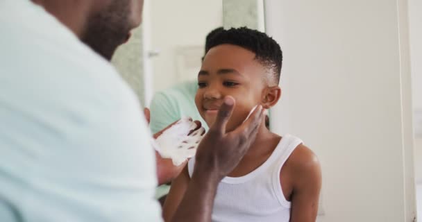 Pai Afro Americano Pôr Creme Barbear Boca Filho Rir Juntos — Vídeo de Stock