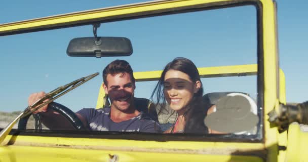 Feliz Casal Caucasiano Sentado Buggy Praia Junto Mar Usando Smartphone — Vídeo de Stock