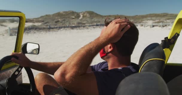 Biały Mężczyzna Masce Twarzy Siedzący Plażowym Wózku Plaża Zatrzymać Się — Wideo stockowe