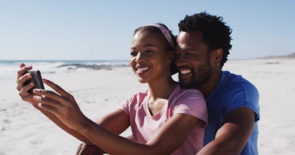 Afrikaans Amerikaans Stel Lacht Selfie Met Smartphone Het Strand Gezonde — Stockvideo