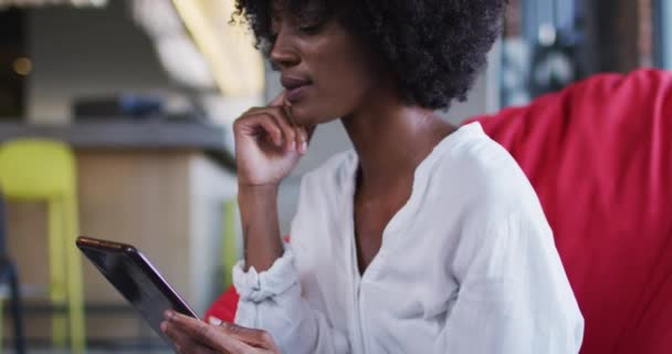 Heureuse Femme Afro Américaine Assise Dans Café Utilisant Une Tablette — Video