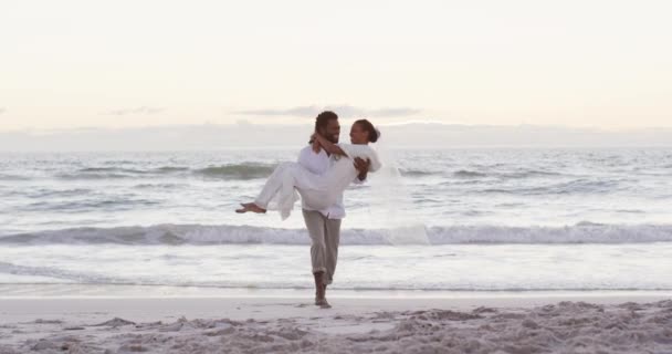 Aşık Afrikalı Amerikalı Çift Evleniyor Erkek Gün Batımında Kumsalda Kadın — Stok video