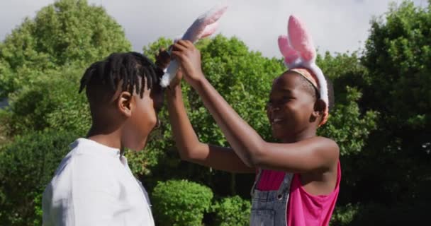 Souriante Fille Afro Américaine Portant Des Oreilles Lapin Pâques Mettant — Video