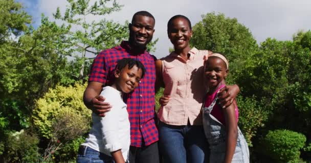 庭で息子と娘と一緒に受け入れるアフリカ系アメリカ人の両親の笑顔の肖像画 隔離されたまま家にいると — ストック動画
