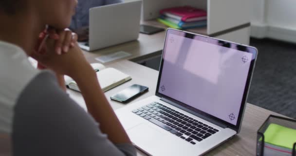 Mulher Negócios Raça Mista Sentada Mesa Usando Laptop Com Espaço — Vídeo de Stock