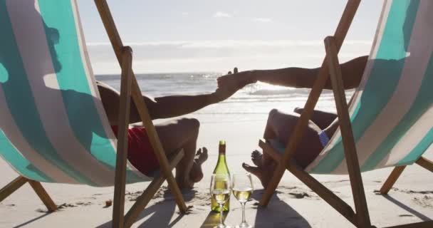 Afrykańska Para Trzymająca Się Ręce Leżakach Plaży Podróż Romantyczny Wakacje — Wideo stockowe