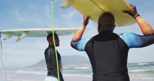 Afro Amerikaanse Vader Tienerzoon Die Het Strand Staan Surfplanken Hun — Stockvideo