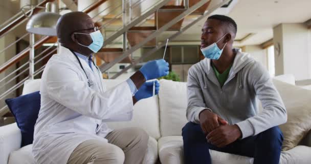 Médecin Afro Américain Senior Donnant Test Covid Patient Masculin Maison — Video