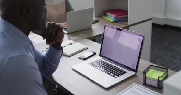 非裔美国商人坐在办公桌前 在办公室里使用带有复制空间的笔记本电脑 商务专业人员 在繁忙的现代化办公室工作 — 图库视频影像