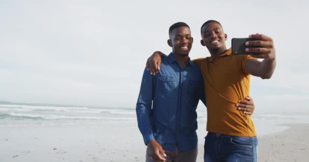 Αφρο Αμερικανοί Δίδυμοι Αδελφοί Στέκονται Μια Παραλία Χρησιμοποιώντας Ένα Smartphone — Αρχείο Βίντεο