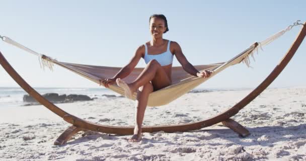 Afroamerykanka Siedząca Hamaku Plaży Podróż Romantyczny Wakacje Styl Życia Koncepcja — Wideo stockowe