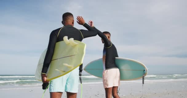 Afrikanska Tonårsbröder Går Strand Med Surfbrädor Hälsosam Fritid Utomhus Familj — Stockvideo