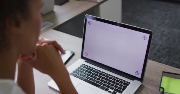 Gemengde Race Zakenvrouw Zitten Aan Het Bureau Met Behulp Van — Stockvideo