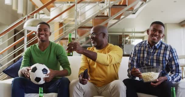 Pai Afro Americano Filhos Adolescentes Gêmeos Sentados Sofá Assistindo Jogo — Vídeo de Stock