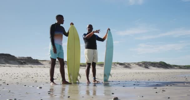 Afro Amerikaanse Vader Tienerzoon Staan Een Strand Met Surfplanken Praten — Stockvideo