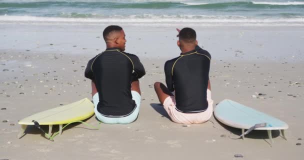 Afro Amerikaanse Tiener Tweelingbroers Zitten Bij Surfplanken Het Strand Praten — Stockvideo