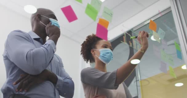 Homme Affaires Femme Affaires Divers Masques Visage Remue Méninges Écrit — Video