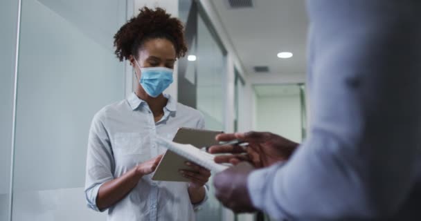 Femme Affaires Mixte Dans Masque Facial Aide Une Tablette Numérique — Video