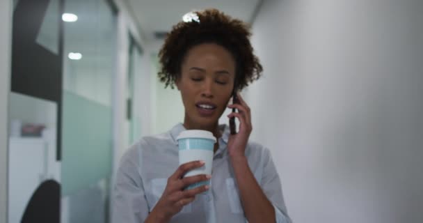 Femme Affaires Mixte Parlant Sur Smartphone Marchant Avec Café Dans — Video
