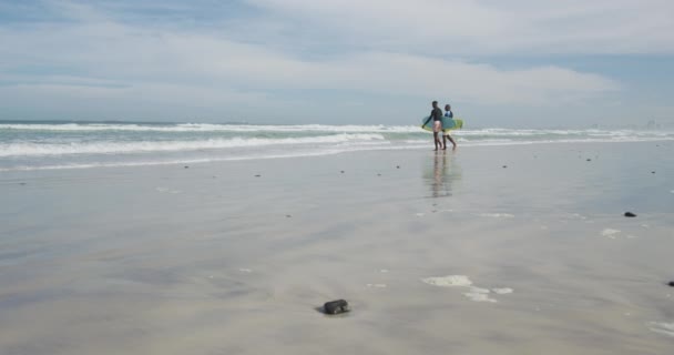 Père Afro Américain Fils Adolescent Marchant Sur Une Plage Tenant — Video