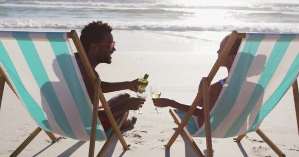 Casal Afro Americano Bebendo Vinho Juntos Sentados Cadeiras Praia Viagem — Vídeo de Stock